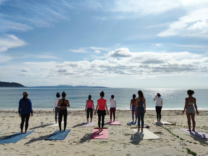 ビーチヨガの風景2