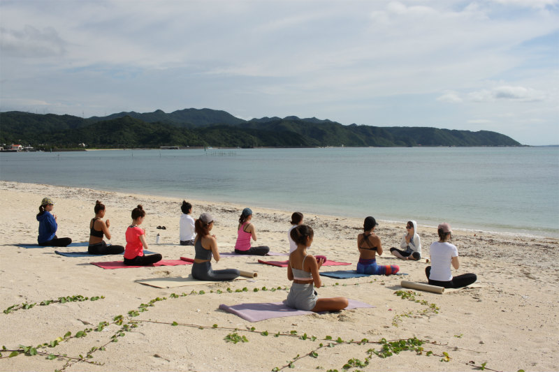ビーチヨガの風景1