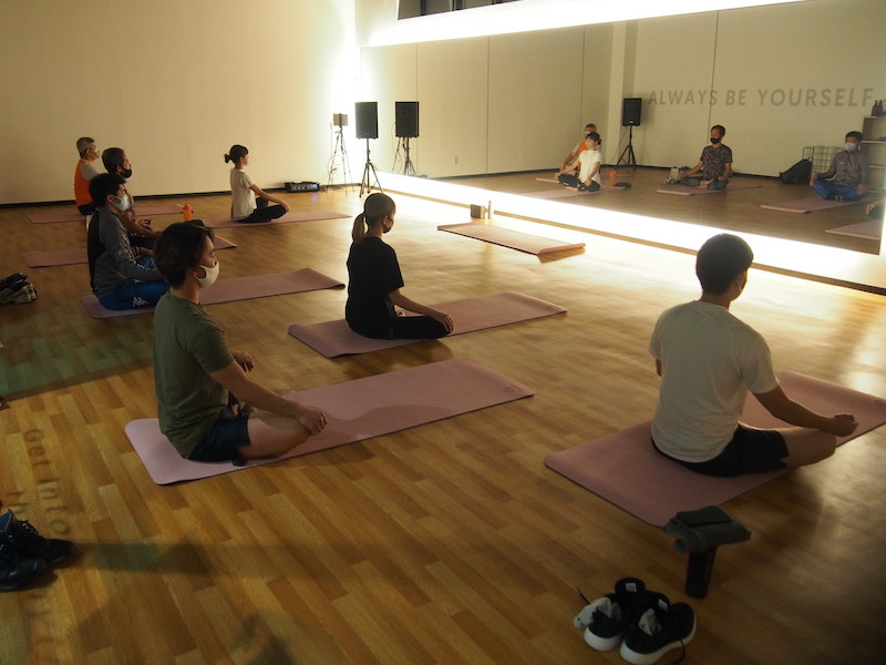 麻優さんが担当しているヨガレッスンの風景