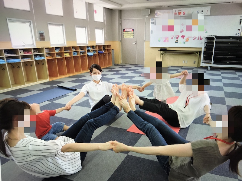 親子サークルで開催している親子ヨガの様子