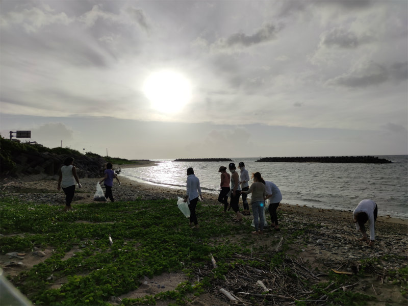 カルマヨガの一環で行っているビーチクリーン