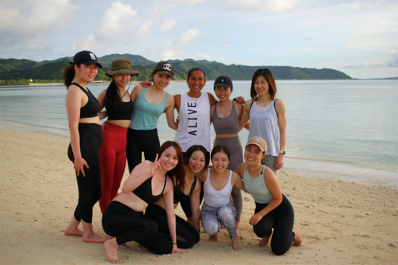 開放感あふれるビーチでヨガ！　みんないい笑顔してます。