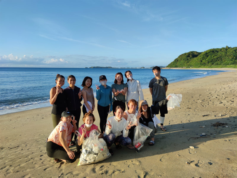カルマヨガの一環で行っているビーチクリーン