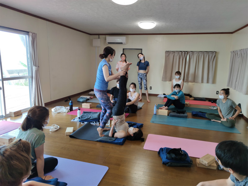 先生の話に真剣に耳を傾ける受講生たち