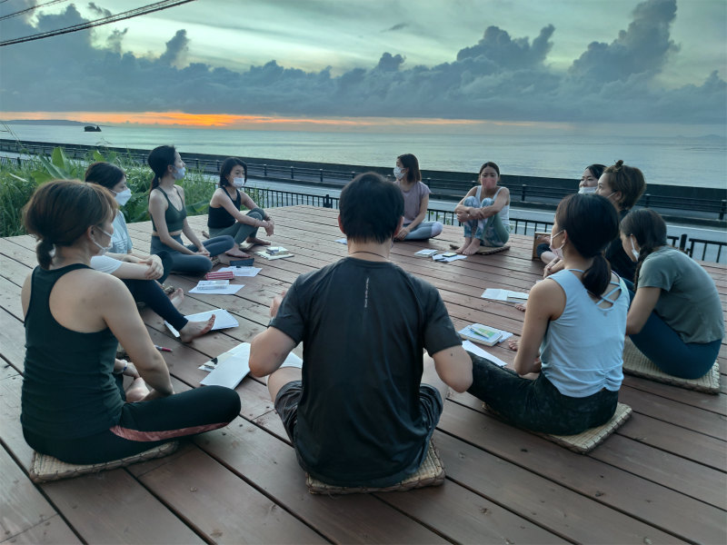 ウッドデッキでの講座風景