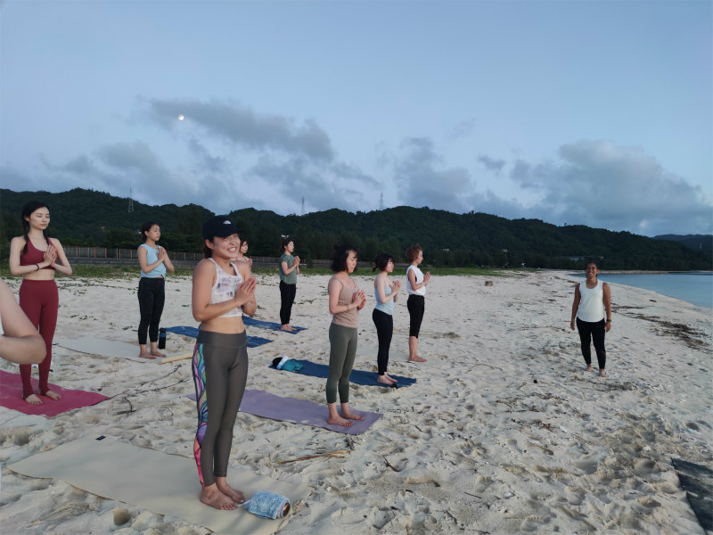 ビーチヨガがうれしくて、終始ニヤニヤが止まらない受講生（笑）