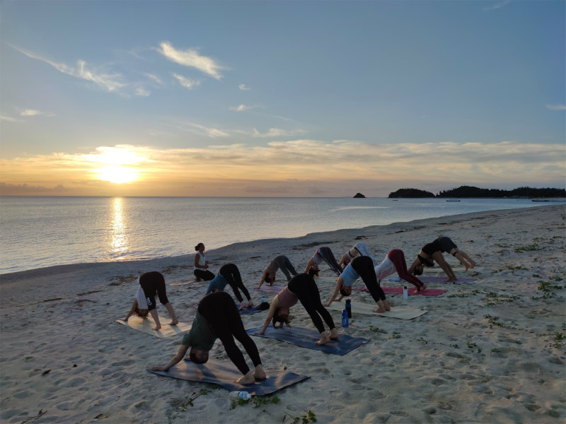 開放感たっぷりのビーチでヨガ