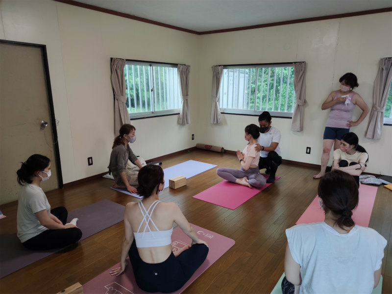 先生の説明に真剣に耳を傾ける受講生たち