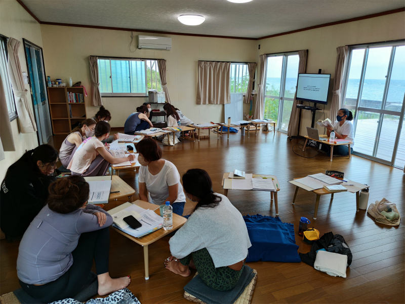 ヨガ哲学でディスカッションをしている風景