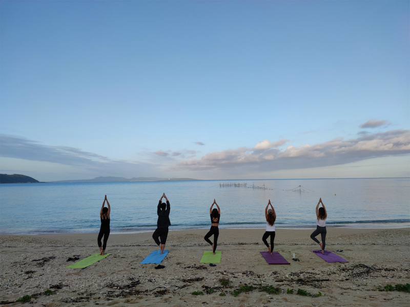 早朝ビーチヨガ