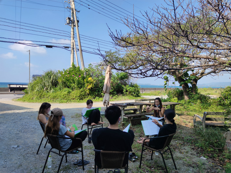 外で講座をしている風景